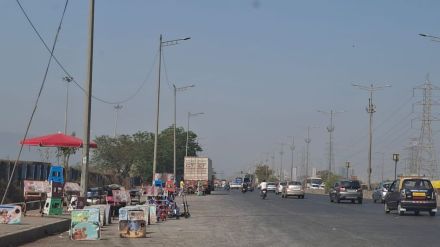 Illegal hawkers on highway Traffic police and municipality ignore