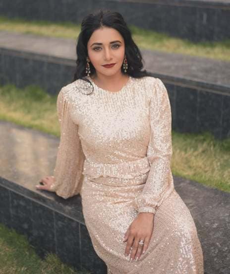 Tharala Tar Mag Jui Gadkari Golden Gown Look