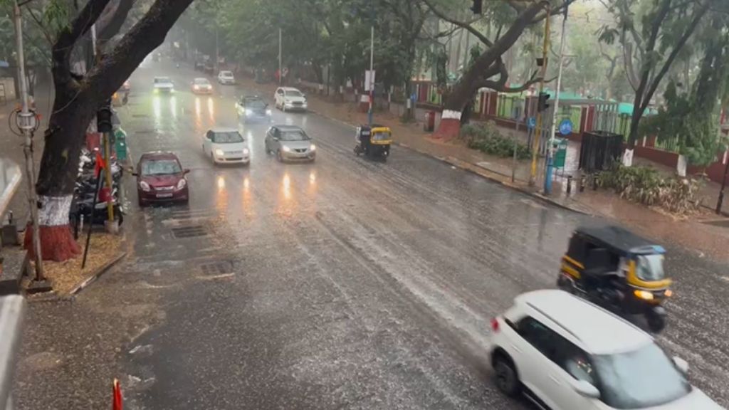 Maharashtra News Updates : पुणे शहर आणि परिसरात विजेच्या कडकडाटसह जोरदार अवकाळी पावसाची हजेरी