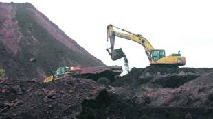 thane Environmentalists alerted cm Fadnavis about mine related air pollution near Kharghar turbhe tunnel hills