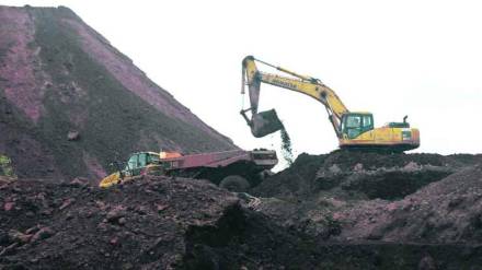 thane Environmentalists alerted cm Fadnavis about mine related air pollution near Kharghar turbhe tunnel hills