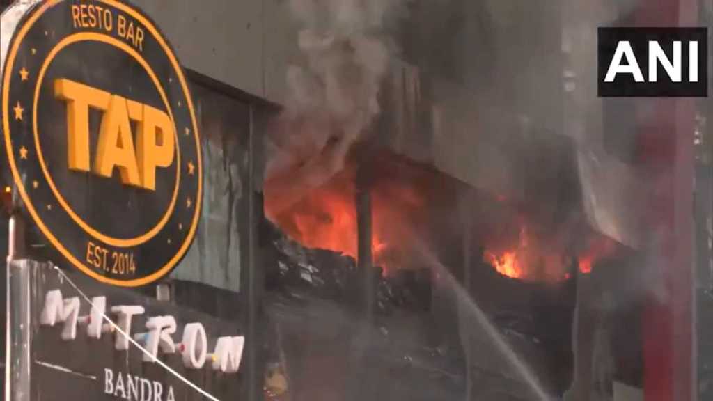 Fire in Croma Showroom Bandra Mumbai Latest Updates in Marathi