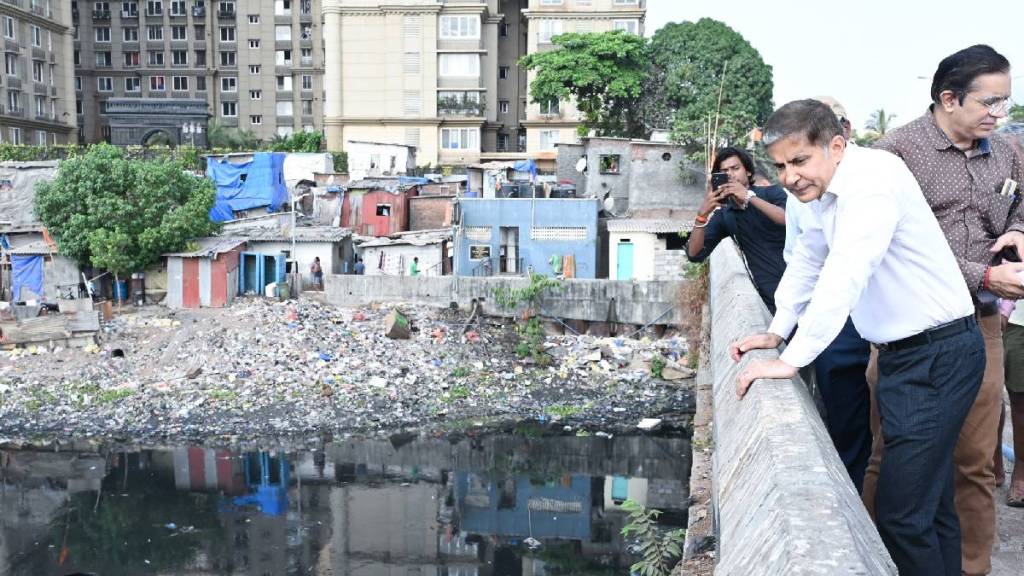 floating garbage in the drain headache for Mumbai Municipal corporation