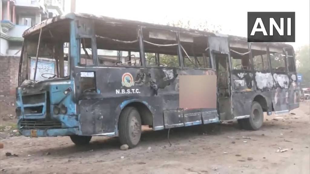 जमवाने यावेळी पोलिसांवर दगडफेक केली. (PC : ANI)