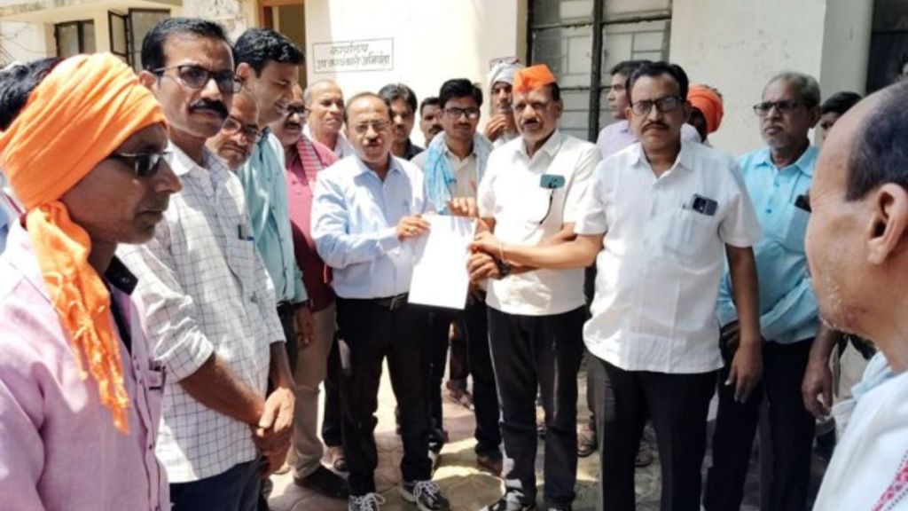 200 farmers march to electricity distribution office for 12-hour power supply