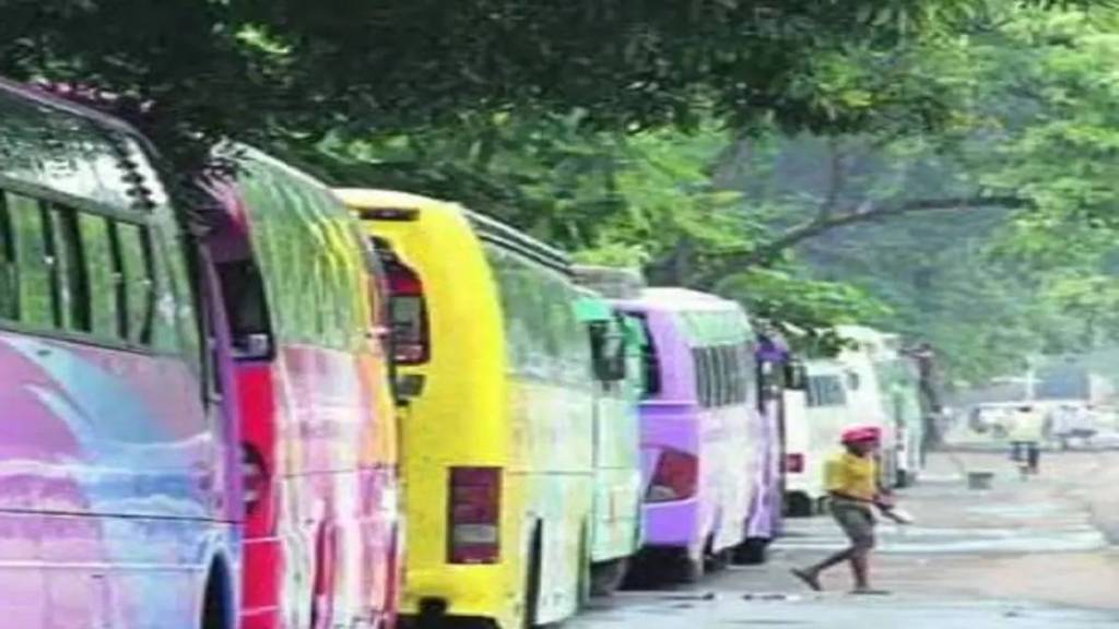 bus , fire, Satara-Pune highway, loksatta news,