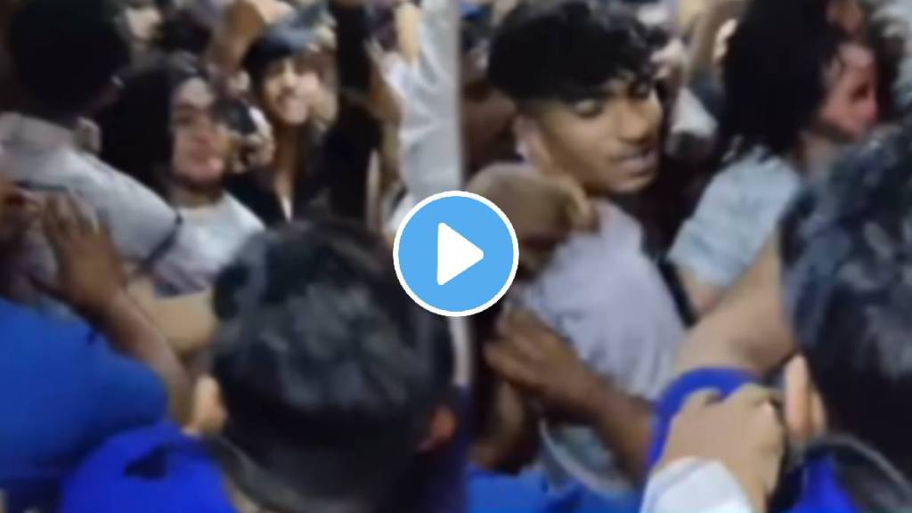 shocking video in Virar local tow group of people fight badly in virar train video goes viral on social media shocking video in Virar local tow group of people fight badly in virar train video goes viral on social media