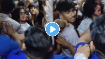 shocking video in Virar local tow group of people fight badly in virar train video goes viral on social media