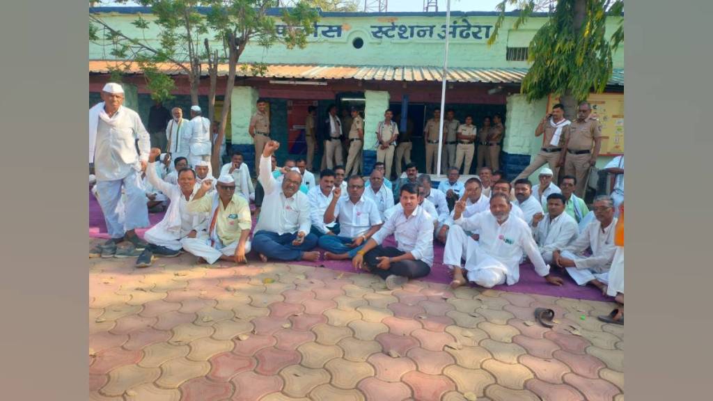 hundreds of farmers protested near andhera police station demanding fraud cases against mahayuti government