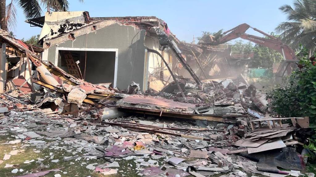 Unauthorized building in madh island area demolished mumbai municipal Corporation takes action