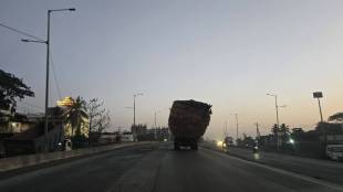 dangerous traffic is emerging on mumbai ahmedabad highway with overfilled tempos and trucks spilling straw