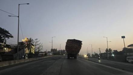 dangerous traffic is emerging on mumbai ahmedabad highway with overfilled tempos and trucks spilling straw