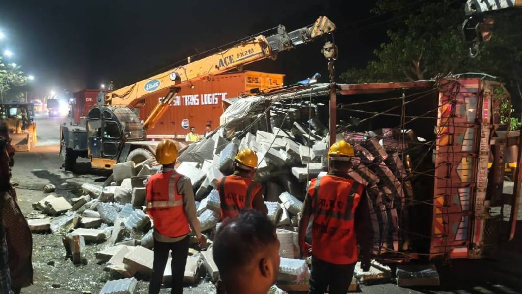truck carrying liquor bottles collided with best bus blocking thanekars due to roadworks truck carrying liquor bottles collided with best bus blocking thanekars due to roadworks
