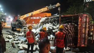 truck carrying liquor bottles collided with best bus blocking thanekars due to roadworks