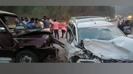 eleven people injured in collision between tata sumo and ertiga on mumbai goa highway