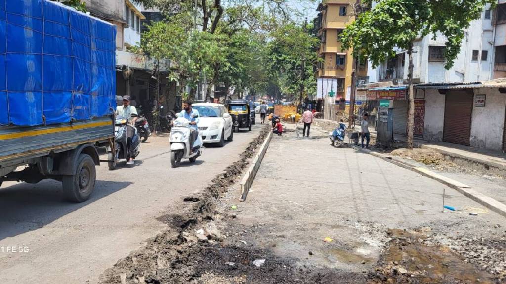 dombivli daily traffic jams occur on cement road in front of plasma blood bank due to single eight foot lane