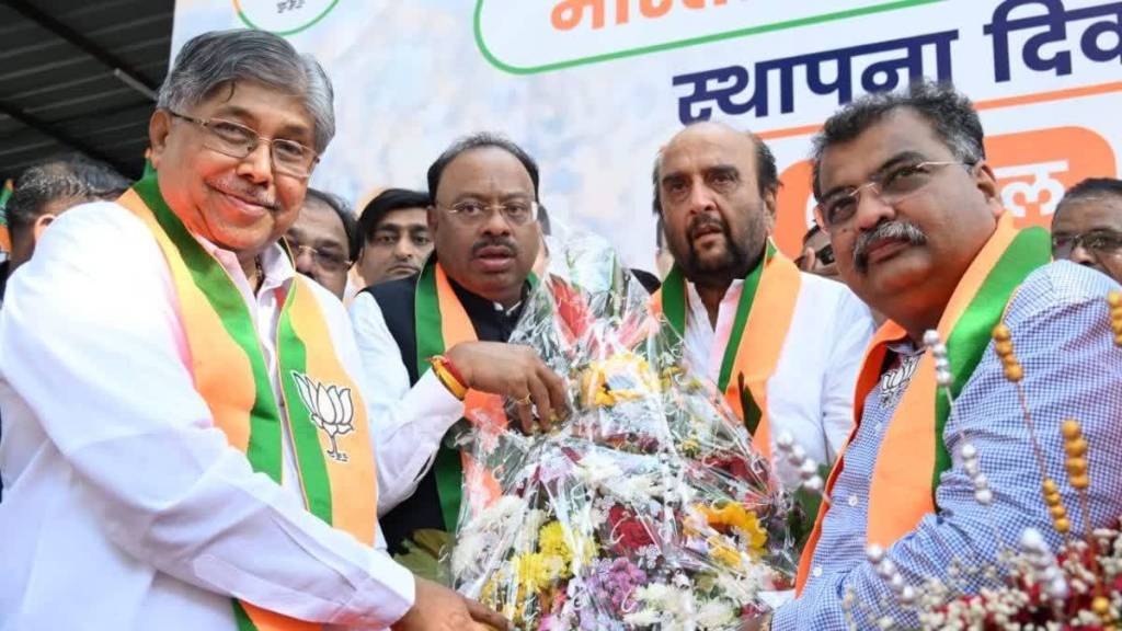 Kolhapur former mla of uddhav thackeray faction sanjay ghatge joined bjp on tuesday Kolhapur former mla of uddhav thackeray faction sanjay ghatge joined bjp on tuesday