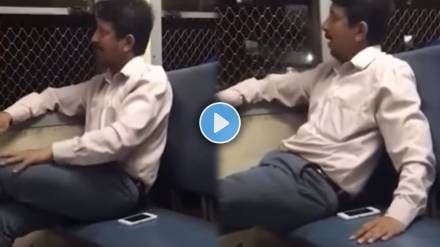 maharashtriani man sitting in the local train and talking about non-maharashtrian