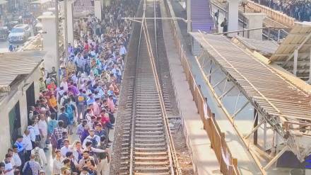 after platform one closure at badlapur local train stop shifted to newly converted platform local train coming towards Mumbai stop two coaches earlier