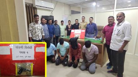 pistols, Dandekar Bridge area, People carrying illegal pistols,