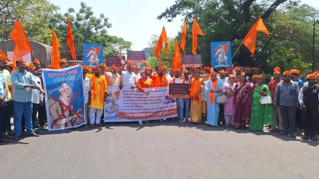 hindu ekta andolan Karad honored hinduism contributors with awards on Shiv Jayanti