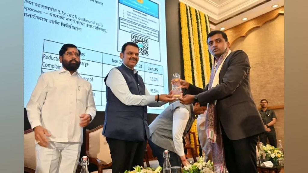 CM Fadnavis felicitated Collector amol yedge for launching pilot project in Kolhapur