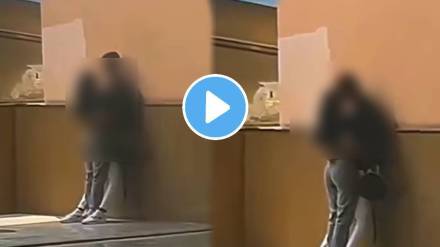 Couple romance at andheri staion video viral