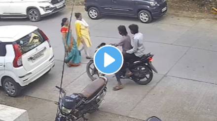 Viral video of Maharashtra two youths steal gold ornaments from a woman passing by on the road incident vide