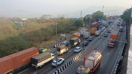 Major traffic jam on Mumbai-Pune Expressway; vehicles queued up to seven to eight kilometers long Major traffic jam on Mumbai-Pune Expressway; vehicles queued up to seven to eight kilometers long