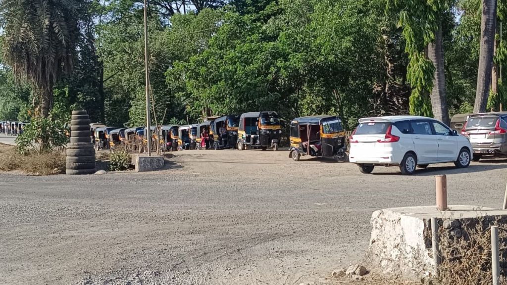 Queue of vehicles filling up CNG on Mumbai Ahmedabad National Highway Service Road