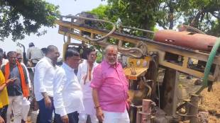 Farmers stopped soil testing machine on Shaktipeeth highway Kalamnuri taluka hingoli district