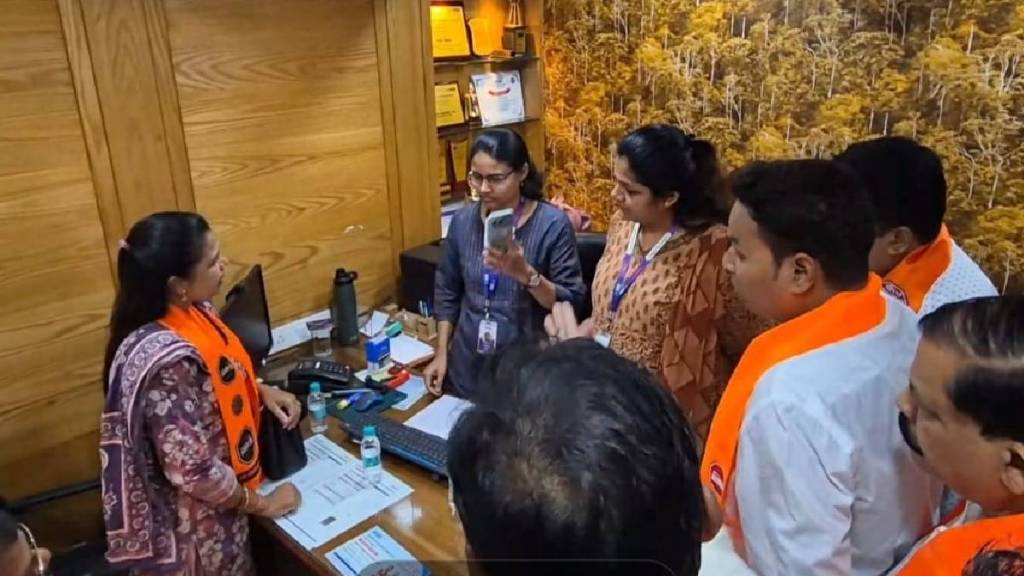 MNS party workers agitation against SBI branch Kopri area marathi language issue