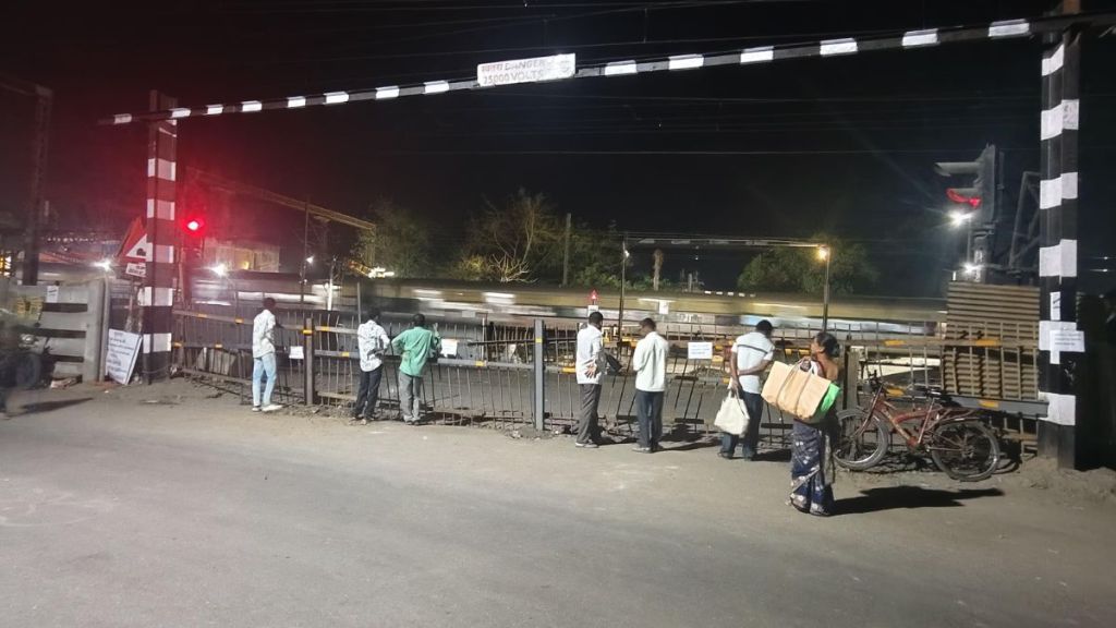 railway gate north of Safale railway station was suddenly closed since midnight yesterday