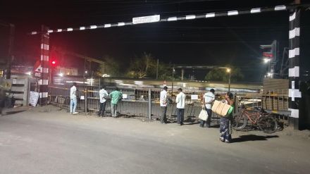 railway gate north of Safale railway station was suddenly closed since midnight yesterday railway gate north of Safale railway station was suddenly closed since midnight yesterday