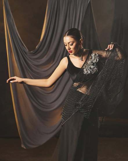 Hansika motwani in black saree hot looks