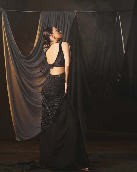 Hansika motwani in black saree hot looks
