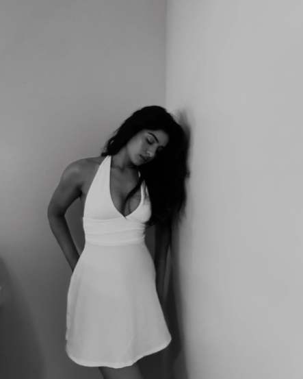 neha khan bold in sleeveless white dress
