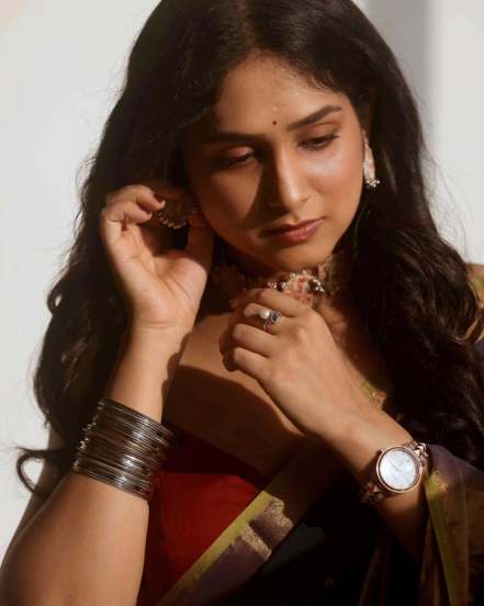 Priyadarshini Indalkar blue cotton saree stylish look