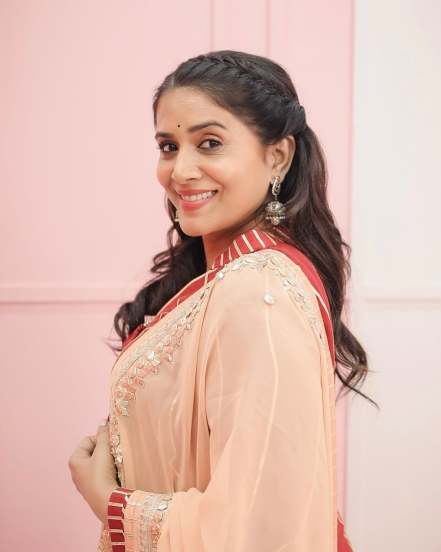 sonali kulkarni in red kurta payjama new photoshoot