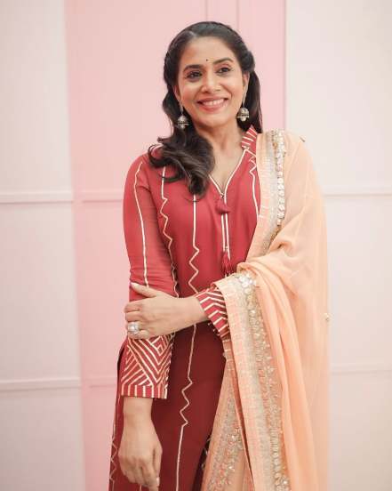 sonali kulkarni in red kurta payjama new photoshoot
