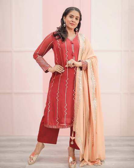 sonali kulkarni in red kurta payjama new photoshoot