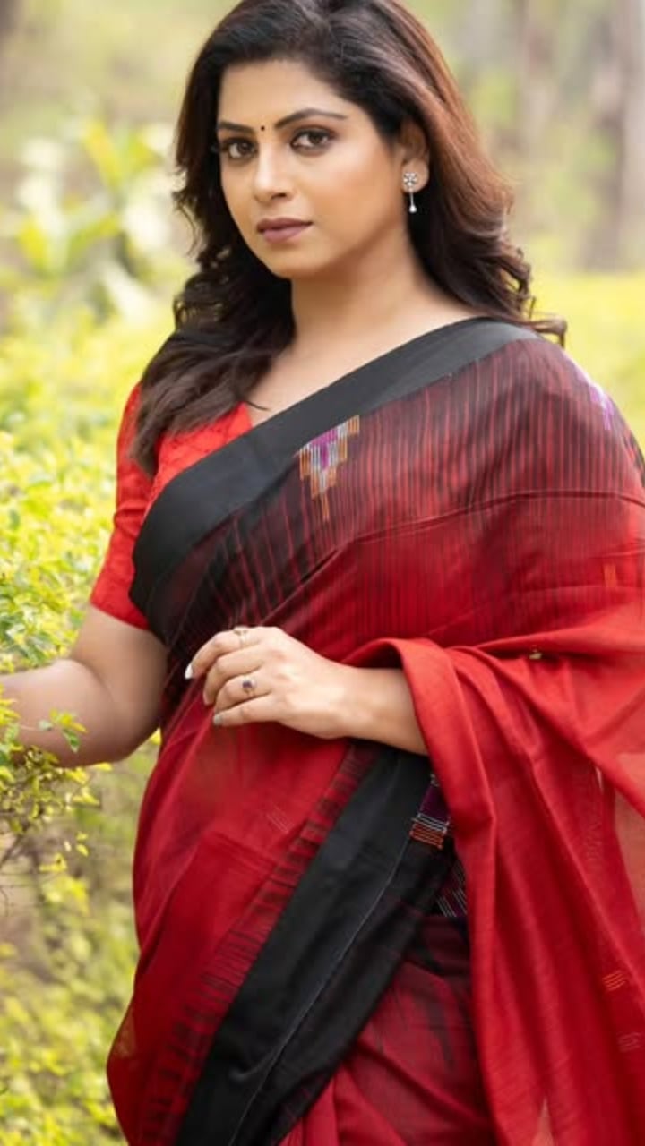 Smita Shewale Golden Saree Look