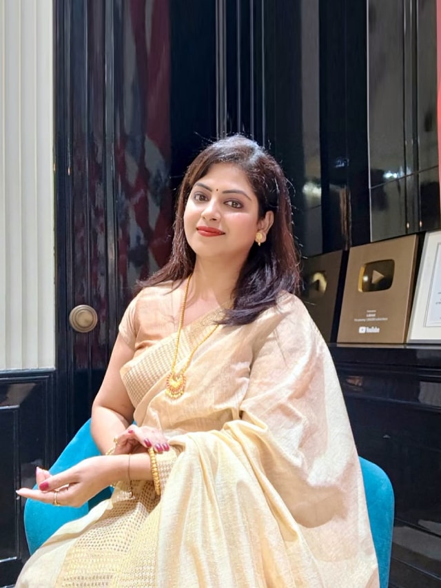 Smita Shewale Golden Saree Look