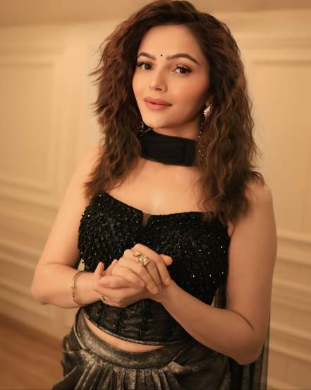 Rubina Dilaik Looks Glamorous in Green Saree with Pink Elephant Design