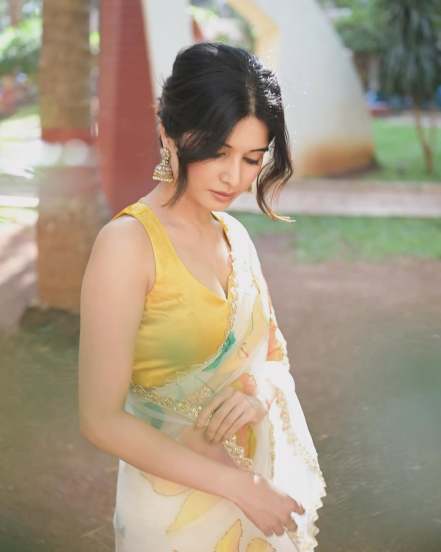 Bhavika Sharma’s Elegant Look in White Saree Goes Viral ‘Maddam Sir’ Fame Actress Stuns Fans
