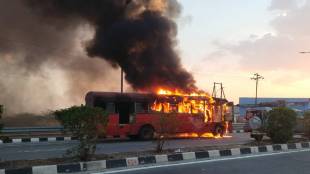 Solapur-Akkalkot road ST bus burnt down fire passengers rescued driver alertness