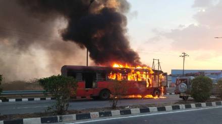 Solapur-Akkalkot road ST bus burnt down fire passengers rescued driver alertness