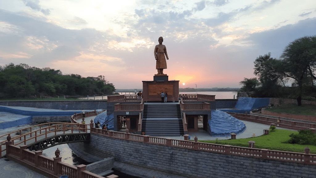 Changing the location of the Swami Vivekananda Memorial at Ambazari High Court has directed the high-level committee to decide within a week