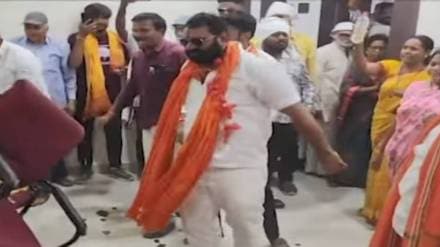 Thackeray group stages protest against water shortage at Akola Municipal Corporation