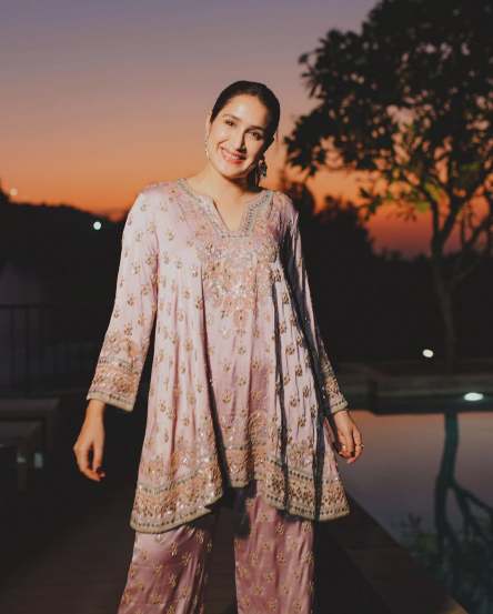 ८ जानेवारी १९८६ रोजी जन्मलेल्या सागरिका घाटगे ही राजघराण्यातील आहे असून कोल्हापूरचे शाहू महाराजांच्या वंशातील ती आहे. तिचे वडील विजयसिंह घाटगे हे कागलच्या राजघराण्यातील सदस्य आहेत. सागरिकाची आजी सीता राजे घाटगे ही इंदूरचे महाराजा तुकोजीराव होळकर तिसरे यांची कन्या आहे. टाइम्स नाऊने यासंदर्भातील वृत्त दिलं आहे. (फोटो - sagarikaghatge/ Instagram)